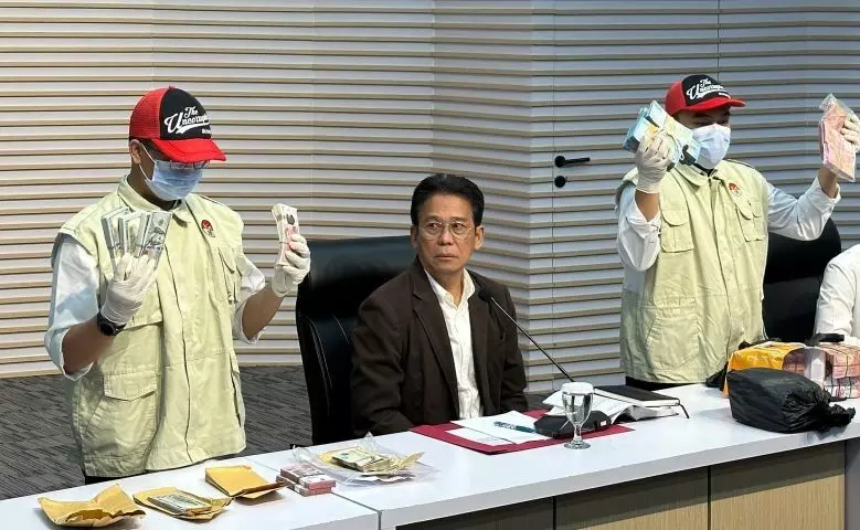 KPK duga Gubernur Riau terima Rp2,25 miliar hasil peras anak buah KPK duga Gubernur Riau terima Rp2,25 miliar hasil peras anak buah