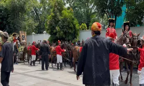 Jenazah Raja Surakarta PB XIII diberangkatkan ke Imogiri Jenazah Raja Surakarta PB XIII diberangkatkan ke Imogiri