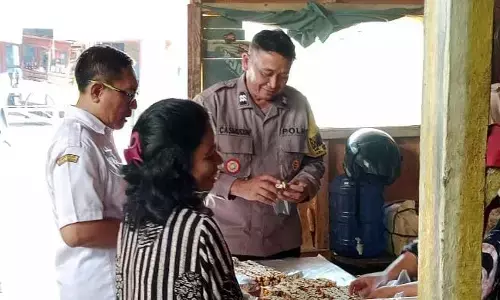 Peduli masyarakat, Aiptu Casmudin dihadiahi patung oleh warga Debong