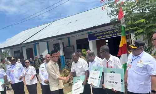 Wapres serahkan laptop, PC, Starlink untuk empat sekolah di Manokwari