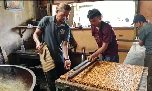 Bertahan 15 tahun, UMKM Brondong Karunia jadi kebanggaan warga Debong Tengah Bertahan 15 tahun, UMKM Brondong Karunia jadi kebanggaan warga Debong Tengah