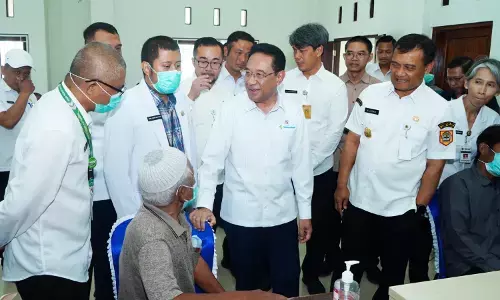 Wamenkes tinjau pelaksanaan Program Speling secara gratis di lereng Merbabu. Wamenkes tinjau pelaksanaan Program Speling secara gratis di lereng Merbabu.