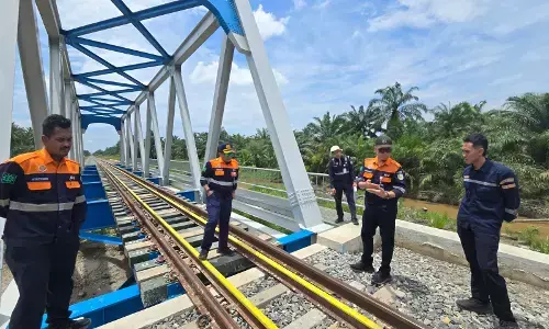 Siap sambut Nataru, KAI Sumut ganti ribuan bantalan rel di jembatan Kereta Api