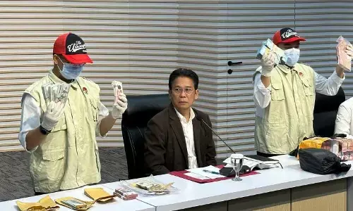 KPK duga Gubernur Riau terima Rp2,25 miliar hasil peras anak buah KPK duga Gubernur Riau terima Rp2,25 miliar hasil peras anak buah