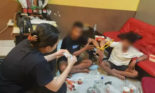 Polisi bekuk pembuat SIM palsu di Kolaka Polisi bekuk pembuat SIM palsu di Kolaka