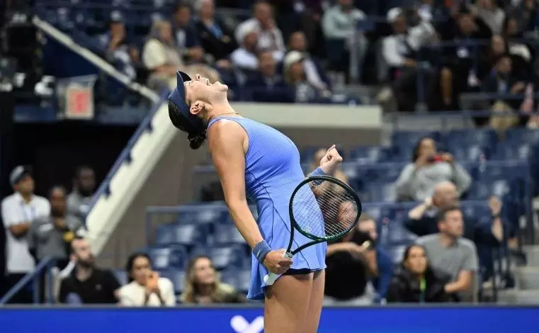 Anisimova kalahkan Swiatek untuk capai semifinal WTA Finals Anisimova kalahkan Swiatek untuk capai semifinal WTA Finals