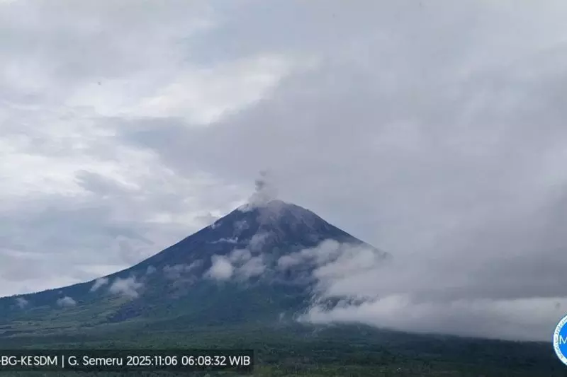 Gunung Semeru erupsi disertai letusan setinggi 1 km di atas puncak Gunung Semeru erupsi disertai letusan setinggi 1 km di atas puncak