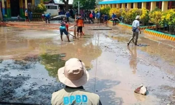 Banjir Bima, tiga sekolah hentikan KBM Banjir Bima, tiga sekolah hentikan KBM