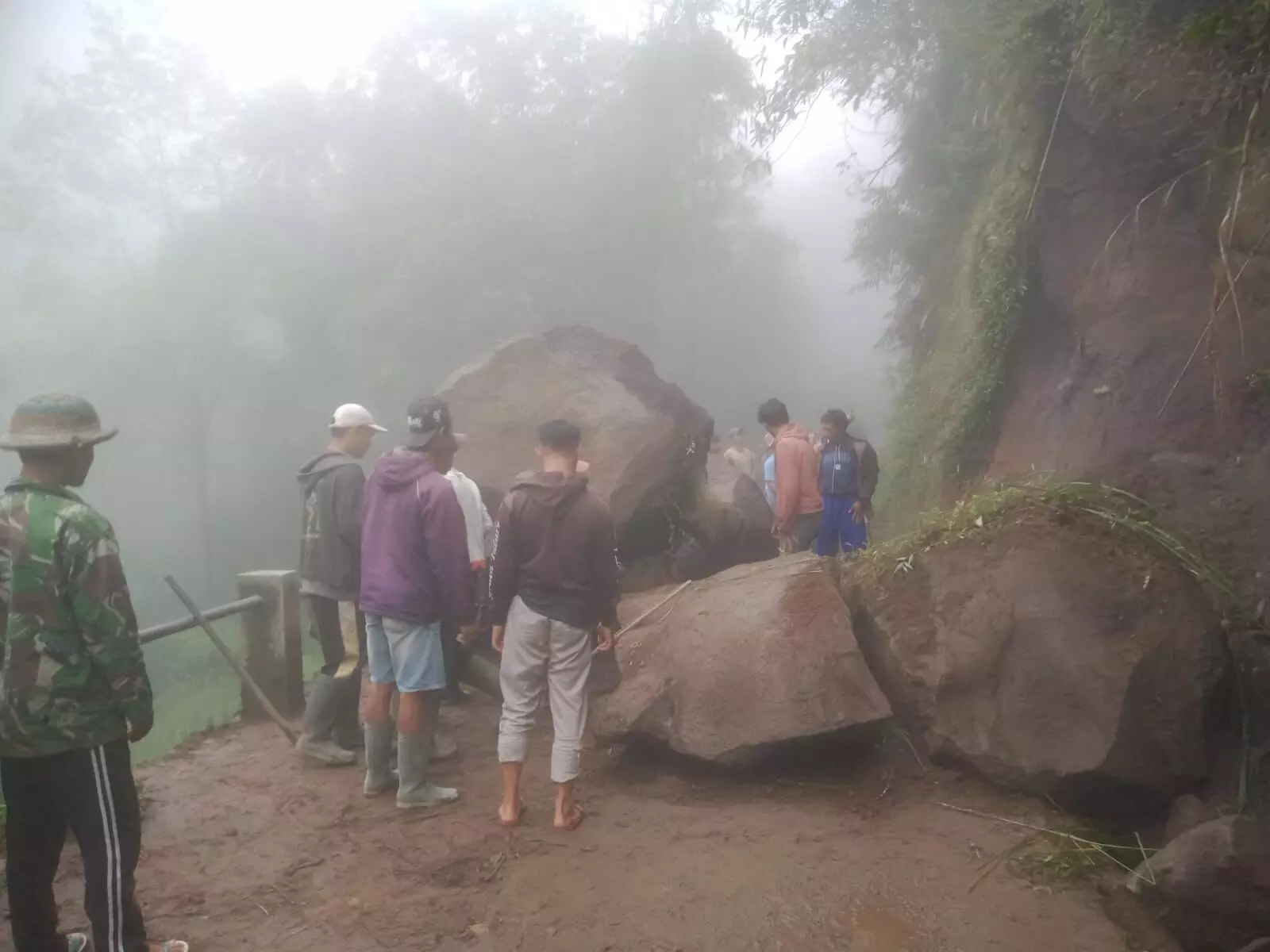 Tebing di lereng Merbabu longsor, akses jalan antar desa di Boyolali terputus Tebing di lereng Merbabu longsor, akses jalan antar desa di Boyolali terputus
