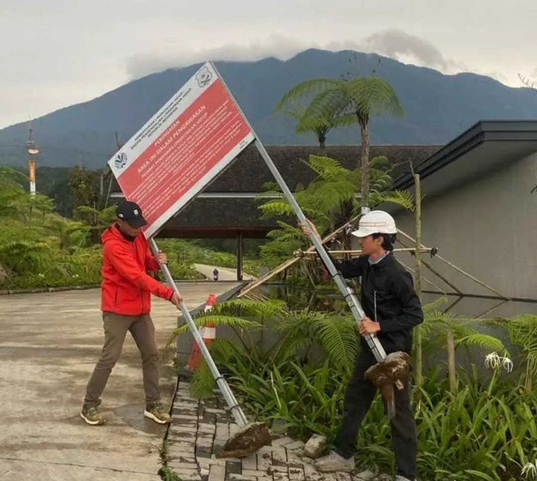 Plang segel Eiger Adventure Land dicabut secara daring Plang segel Eiger Adventure Land dicabut secara daring