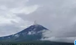 Gunung Semeru erupsi disertai letusan setinggi 1 km di atas puncak Gunung Semeru erupsi disertai letusan setinggi 1 km di atas puncak