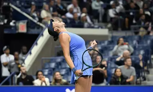 Anisimova kalahkan Swiatek untuk capai semifinal WTA Finals Anisimova kalahkan Swiatek untuk capai semifinal WTA Finals
