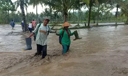 Ratusan warga dikabarkan terisolasi akibat banjir lahar Semeru Ratusan warga dikabarkan terisolasi akibat banjir lahar Semeru