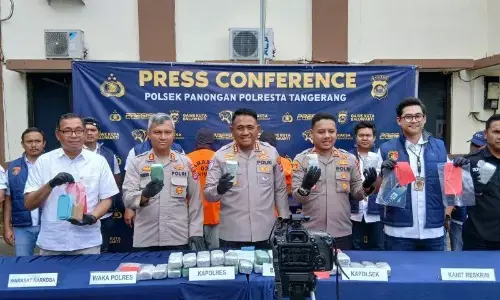 Polisi bongkar modus selundupkan ganja lewat rangka Vespa di Tangerang Polisi bongkar modus selundupkan ganja lewat rangka Vespa di Tangerang