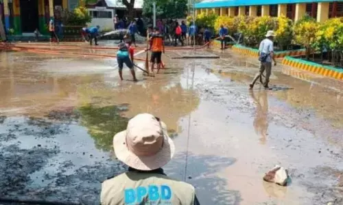 Banjir Bima, tiga sekolah hentikan KBM Banjir Bima, tiga sekolah hentikan KBM