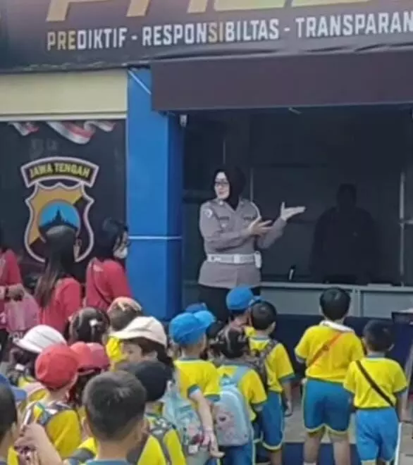 Belajar disiplin dan tugas polisi, anak-anak TK kunjungi SPKT Polres Tegal Kota Belajar disiplin dan tugas polisi, anak-anak TK kunjungi SPKT Polres Tegal Kota