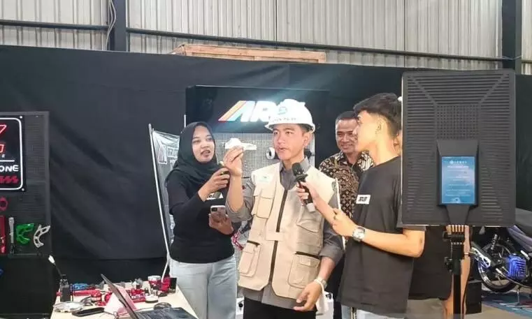 Gibran ikut live TikTok saat kunjungi pabrik manufaktur di Salatiga Gibran ikut live TikTok saat kunjungi pabrik manufaktur di Salatiga