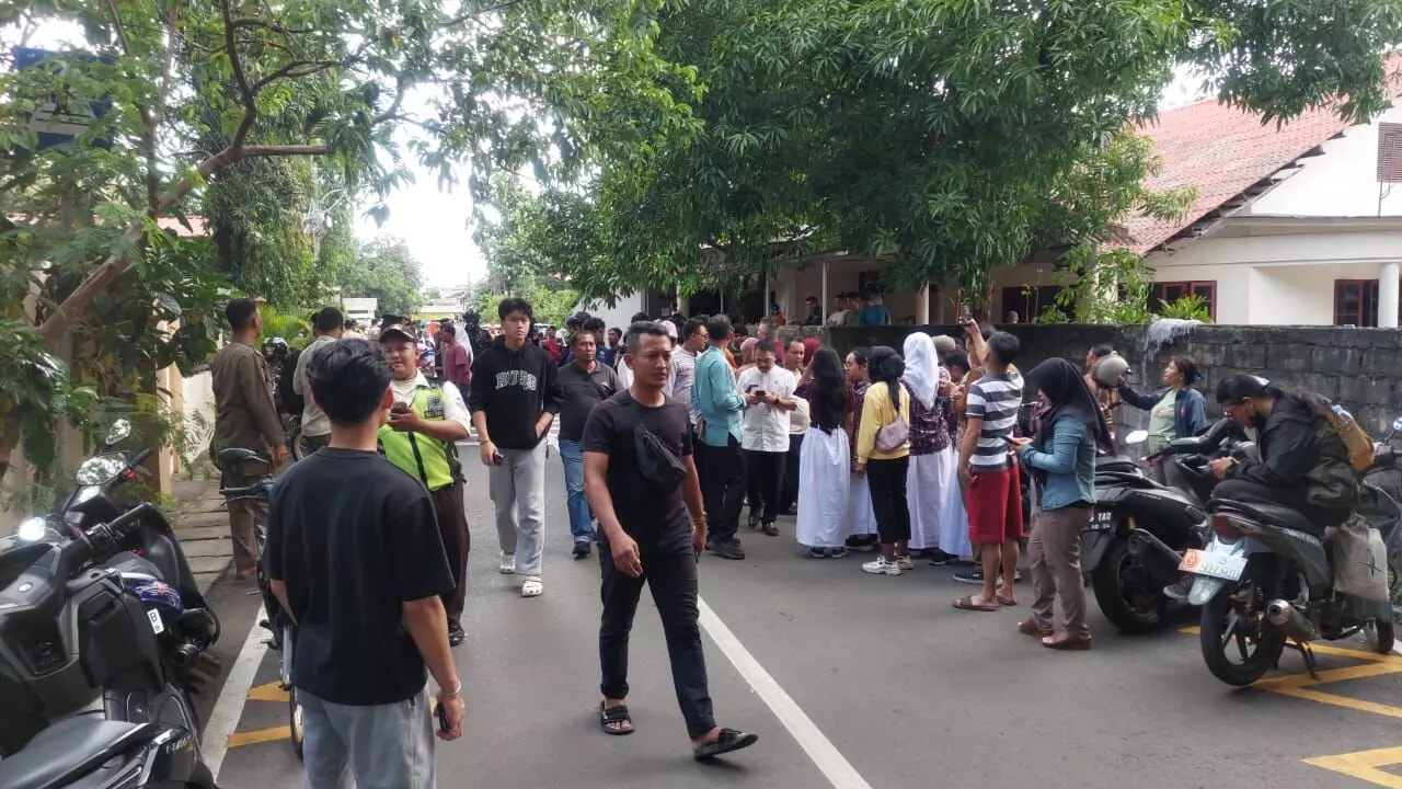 Eksklusif orang tua korban ledakan di SMAN 72 : Belasan orang dirawat di RS Islam Cempaka Putih Eksklusif orang tua korban ledakan di SMAN 72 : Belasan orang dirawat di RS Islam Cempaka Putih