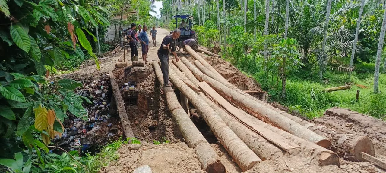Jembatan penghubung antar desa di Tanah Luas ambruk warga perbaiki secara mandiri Jembatan penghubung antar desa di Tanah Luas ambruk warga perbaiki secara mandiri