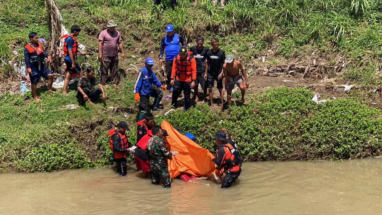 Satu orang tenggelam di sungai Desa Caruban, Kebumen ditemukan meninggal dunia Satu orang tenggelam di sungai Desa Caruban, Kebumen ditemukan meninggal dunia