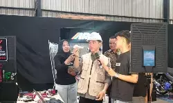 Gibran ikut live TikTok saat kunjungi pabrik manufaktur di Salatiga Gibran ikut live TikTok saat kunjungi pabrik manufaktur di Salatiga