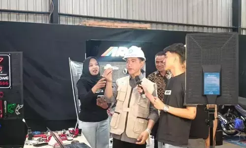 Gibran ikut live TikTok saat kunjungi pabrik manufaktur di Salatiga Gibran ikut live TikTok saat kunjungi pabrik manufaktur di Salatiga