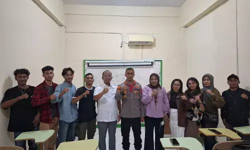 Kapolsek Leksula sapa mahasiswa asal Buru di Universitas Ibnu Chaldun Jakarta Kapolsek Leksula sapa mahasiswa asal Buru di Universitas Ibnu Chaldun Jakarta