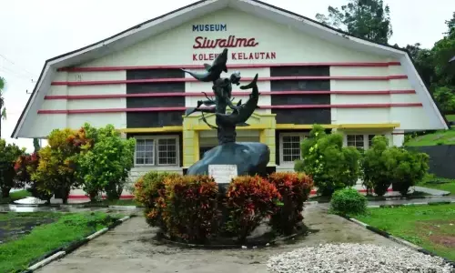 8 November 1973: Museum Siwalima, tempat bersua jejak sarah Ambon 8 November 1973: Museum Siwalima, tempat bersua jejak sarah Ambon