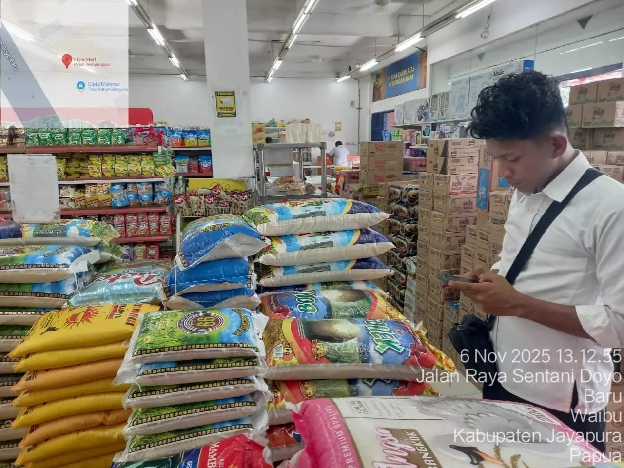 Jaga stabilitas harga, Polres Jayapura bagikan 10 ton beras ke warga Jaga stabilitas harga, Polres Jayapura bagikan 10 ton beras ke warga