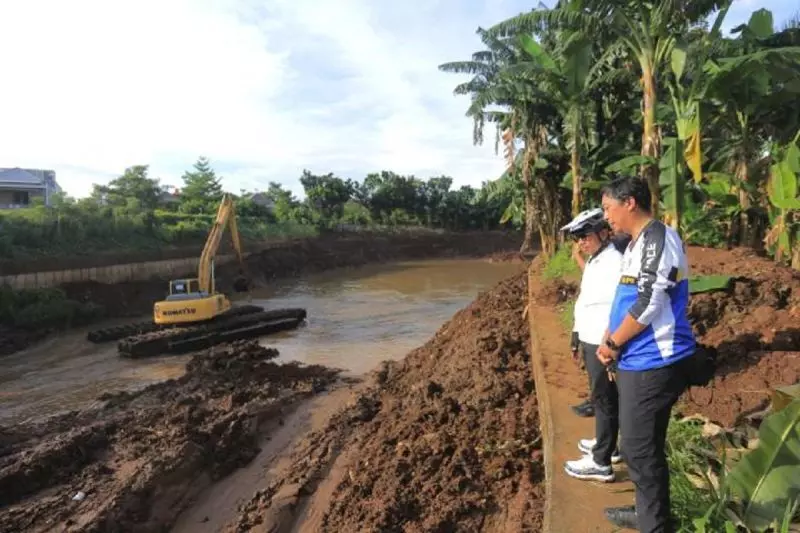 Pemkot Tangerang kerahkan alat berat normalisasi kali dan bendungan Pemkot Tangerang kerahkan alat berat normalisasi kali dan bendungan