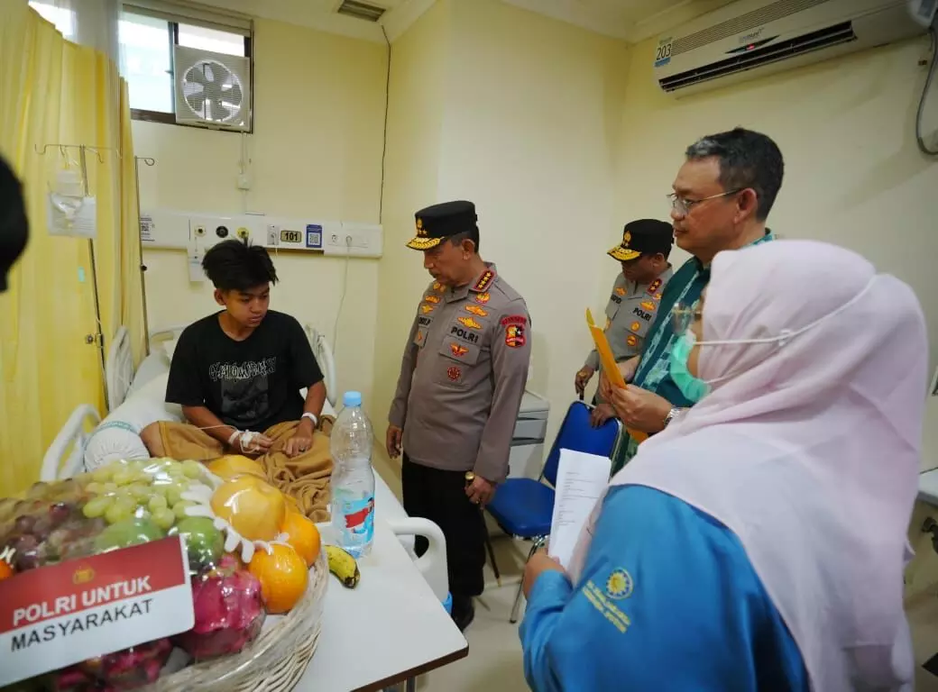 Kapolri kunjungi korban ledakan SMAN 72 di RSI Cempaka Putih, Sabtu siang Kapolri kunjungi korban ledakan SMAN 72 di RSI Cempaka Putih, Sabtu siang