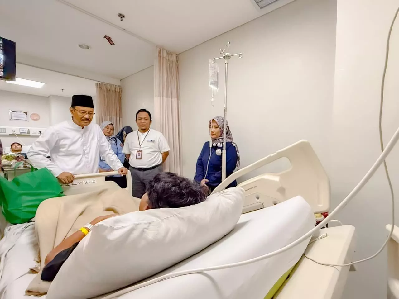 Jenguk korban ledakan SMAN 72, Gus Ipul pastikan seluruh biaya ditanggung Pemerintah Jenguk korban ledakan SMAN 72, Gus Ipul pastikan seluruh biaya ditanggung Pemerintah
