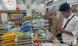 Jaga stabilitas harga, Polres Jayapura bagikan 10 ton beras ke warga Jaga stabilitas harga, Polres Jayapura bagikan 10 ton beras ke warga