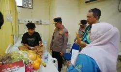 Kapolri kunjungi korban ledakan SMAN 72 di RSI Cempaka Putih, Sabtu siang