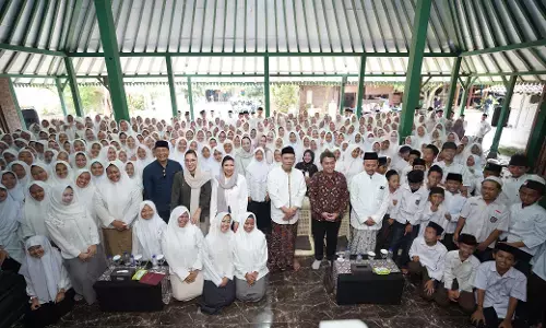 Kemkomdigi ajak santri jadi SAHABAT TUNAS, cerdas dan beretika di ruang digital Kemkomdigi ajak santri jadi SAHABAT TUNAS, cerdas dan beretika di ruang digital