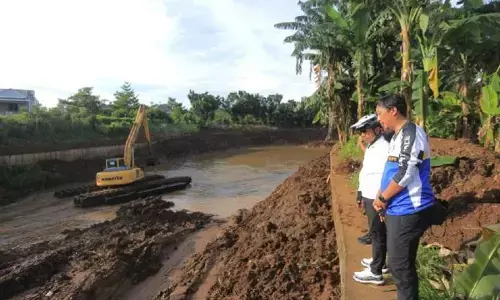 Pemkot Tangerang kerahkan alat berat normalisasi kali dan bendungan Pemkot Tangerang kerahkan alat berat normalisasi kali dan bendungan