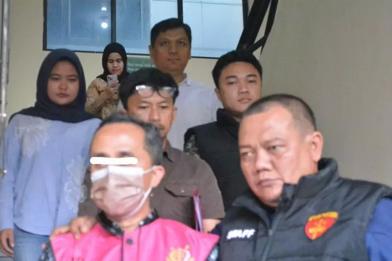 Kejari tetapkan enam orang tersangka korupsi di Angkasa Pura Kargo Kejari tetapkan enam orang tersangka korupsi di Angkasa Pura Kargo