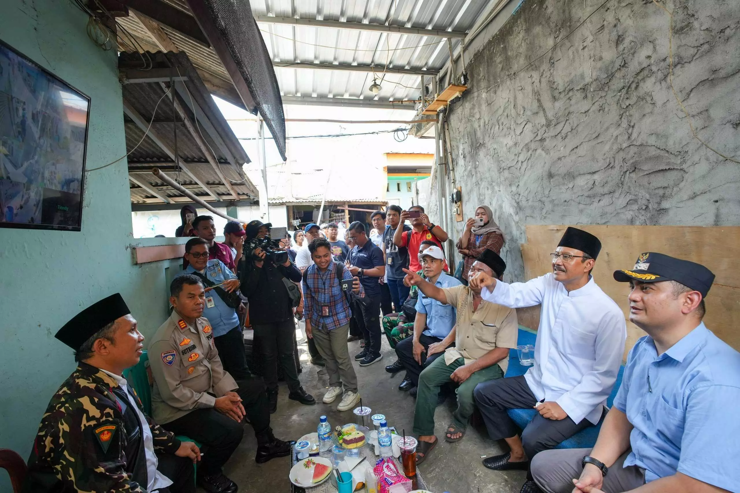 Mensos melayat dan beri santunan hansip yang ditembak pelaku curanmor di Cakung