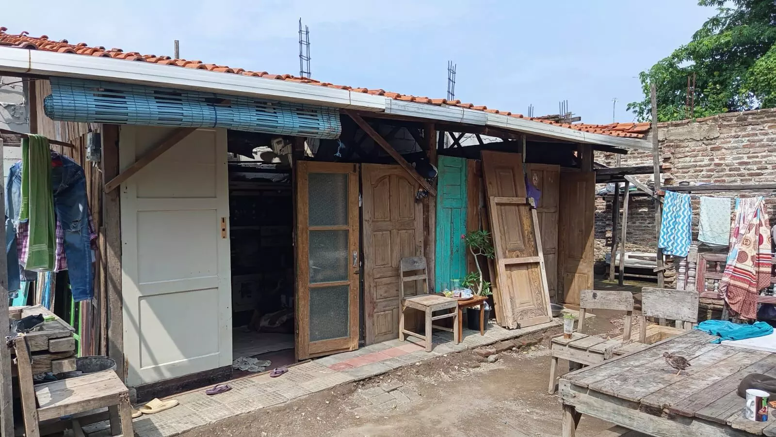 Cerita Pak Sodik dan Ibu Rochmani: Potret warga miskin yang tak tersentuh bantuan Cerita Pak Sodik dan Ibu Rochmani: Potret warga miskin yang tak tersentuh bantuan