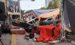 Dua orang terluka akibat mobil tabrak tenda acara di masjid di Jakbar