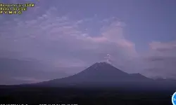 Gunung Semeru kembali erupsi dengan letusan setinggi 800 meter