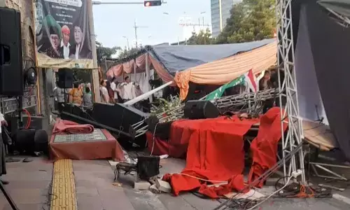 Dua orang terluka akibat mobil tabrak tenda acara di masjid di Jakbar Dua orang terluka akibat mobil tabrak tenda acara di masjid di Jakbar
