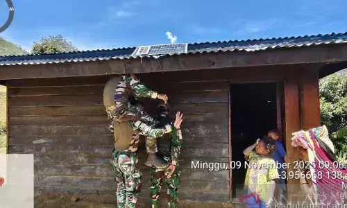 Satgas Yonif 511 pasang lampu tenaga surya rumah warga pedalaman Papua Satgas Yonif 511 pasang lampu tenaga surya rumah warga pedalaman Papua