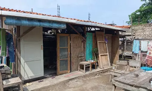 Cerita Pak Sodik dan Ibu Rochmani: Potret warga miskin yang tak tersentuh bantuan Cerita Pak Sodik dan Ibu Rochmani: Potret warga miskin yang tak tersentuh bantuan