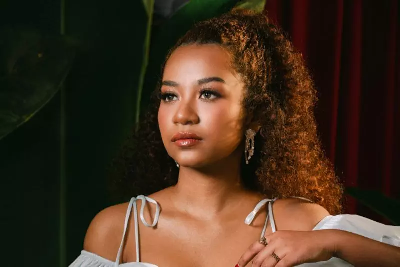 Angie Carvalho kisahkan cinta tak berbalas lewat Merelakan Angie Carvalho kisahkan cinta tak berbalas lewat Merelakan