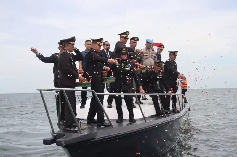 Polres Kepulauan Seribu gelar tabur bunga peringati Hari Pahlawan Polres Kepulauan Seribu gelar tabur bunga peringati Hari Pahlawan