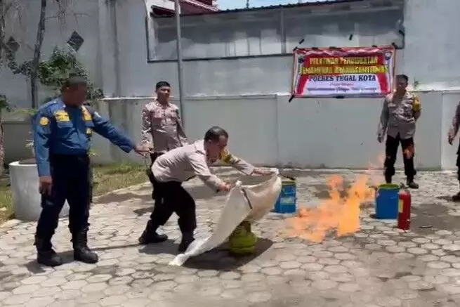 Bhabinkamtibmas Polres Tegal Kota dibekali pertolongan pertama dan simulasi kebakaran Bhabinkamtibmas Polres Tegal Kota dibekali pertolongan pertama dan simulasi kebakaran