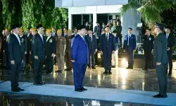 Gibran dampingi Prabowo pada peringatan Hari Pahlawan 2025 Gibran dampingi Prabowo pada peringatan Hari Pahlawan 2025