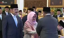 Soeharto resmi pahlawan, Prabowo serahkan gelar ke Tutut Soeharto Soeharto resmi pahlawan, Prabowo serahkan gelar ke Tutut Soeharto
