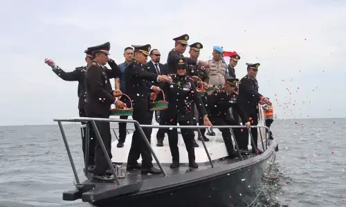 Polres Kepulauan Seribu gelar tabur bunga peringati Hari Pahlawan